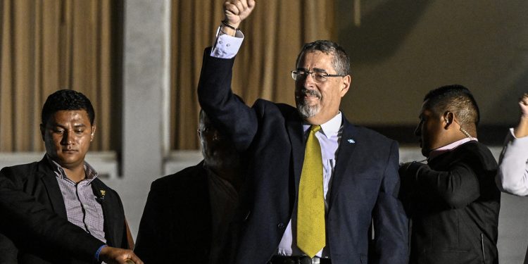 Arévalo asume la presidencia de Guatemala y promete cerrar una “época tenebrosa”