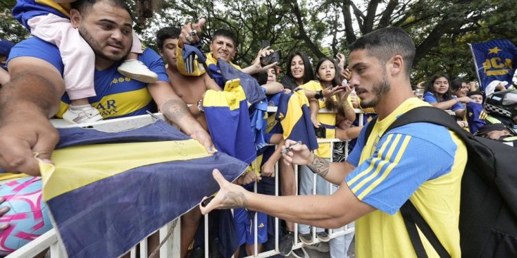Boca llegó a Salta con clima de fiesta mientras reactiva el pase de Zenón