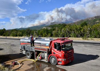 Brigadistas precarizados combaten el grave incendio del Parque Nacional Los Alerces