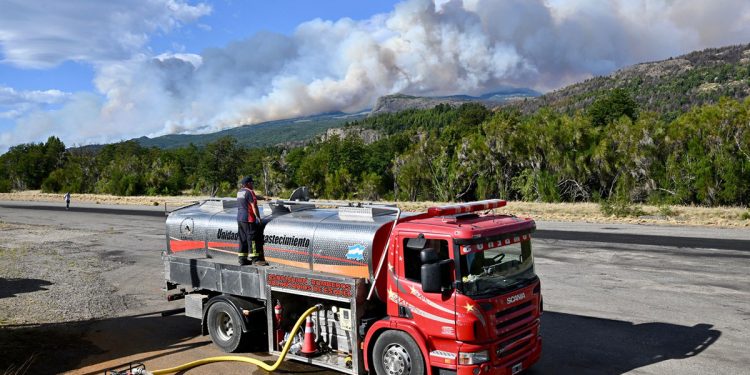 Brigadistas precarizados combaten el grave incendio del Parque Nacional Los Alerces