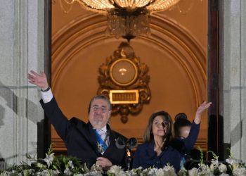 Con una jura de madrugada, Arévalo se prepara para la adopción de “medidas difíciles”