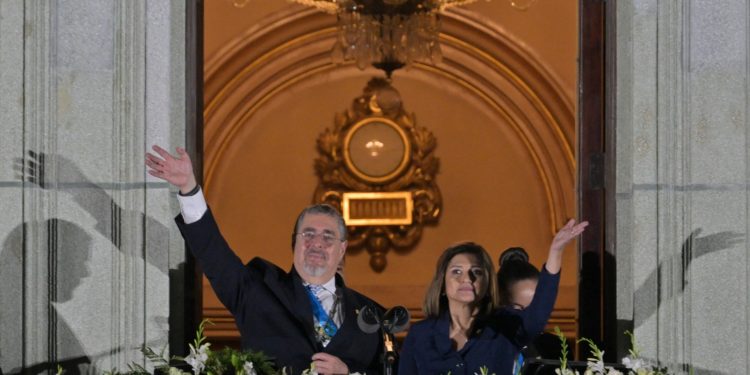 Con una jura de madrugada, Arévalo se prepara para la adopción de “medidas difíciles”