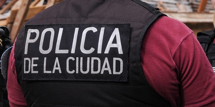 Detienen a un hombre que estuvo atrincherado con su hijo que tiene autismo en Recoleta