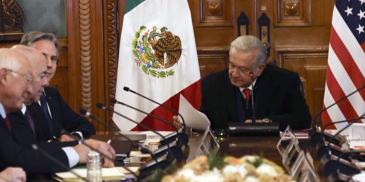 EEUU mantendrá abiertos los pasos fronterizos con México, anunció López Obrador