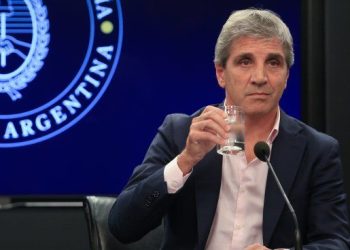 El Gobierno acorrala a 700 mil estatales y amenaza salarios de millones de provinciales y municipales