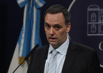 El Gobierno amenaza con descontar el día a estatales que adhieran al paro del 24