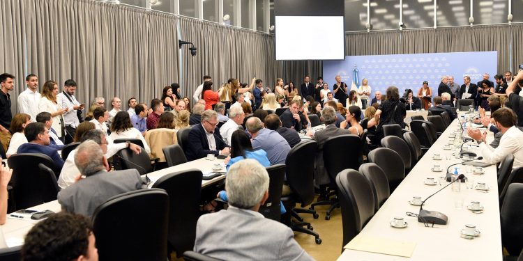 El Gobierno, entre las apelaciones a los fallos contra el DNU y el debate en el Congreso