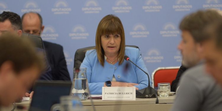 El gobierno minimizó el paro y movilización pero debió postergar el debate de la Ley Ómnibus