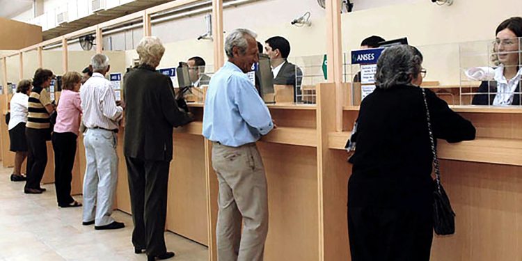 El Gobierno propuso ajustar las jubilaciones por la inflación mensual a partir de abril