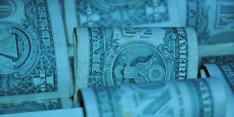 El mercado argentino prevé otra devaluación y el dólar blue sigue al alza, ¿habrá efecto en Uruguay?