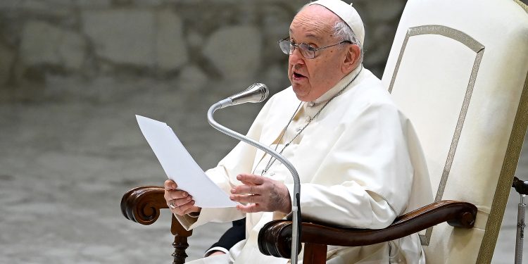 El papa Francisco reza por la paz en Ecuador