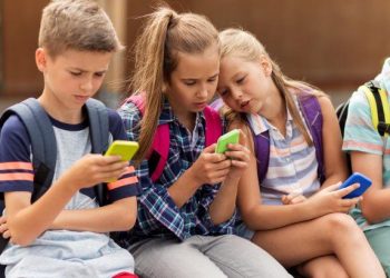 Esto es lo que tenés que tener en cuenta al comprar el primer celular de tu hijo