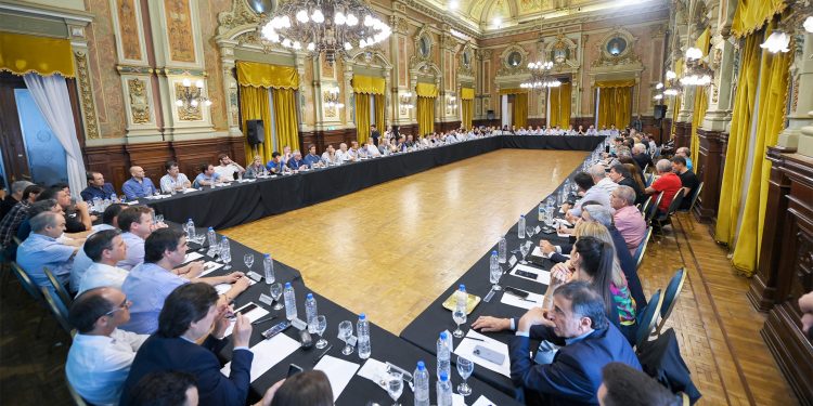 Gobernadores, legisladores, gremios e intendentes de UxP se reúnen para fijar estrategia
