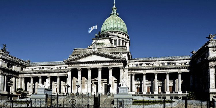 Ingresó al Congreso el DNU que desregula la economía y deroga múltiples leyes