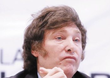 Javier Milei, en soledad, descubre que hay oposición