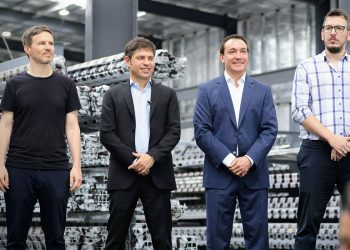 Kicillof sube la tensión con el presidente y le hace un guiño a la multisectorial que resiste el DNU