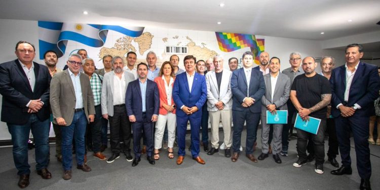 La Justicia dio curso al amparo presentado por los intendentes contra el DNU de Milei