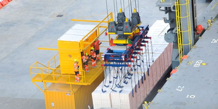 Las exportaciones se derrumbaron un 13% en 2023