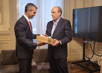 Ley ómnibus: Francos y Menem se reúnen para pulir el proyecto final, antes del regreso de Milei