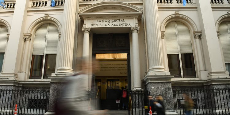 Mejora de incentivos y brecha cambiaria, las claves del éxito del bono para importadores