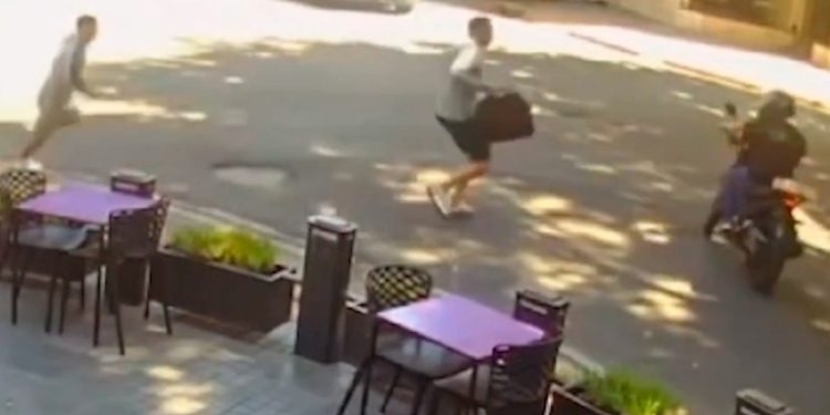 Motochorros le robaron $1.500.000 a un joven en pleno centro de Lanús oeste