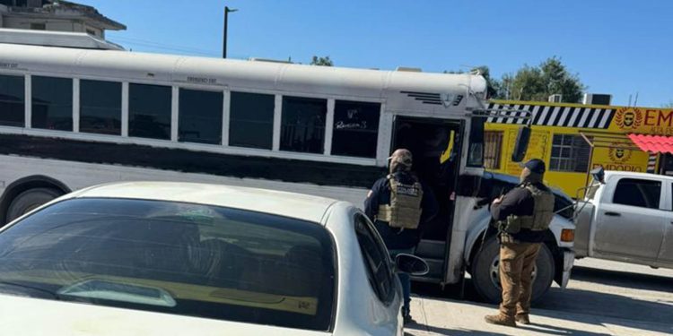 Rescataron a 31 migrantes secuestrados en la frontera de México con EEUU