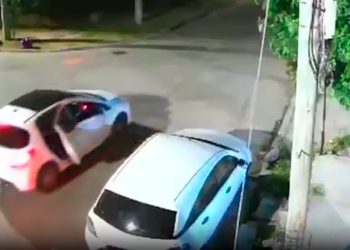 Robaron un auto con una beba adentro y al huir la arrojaron con la sillita al asfalto