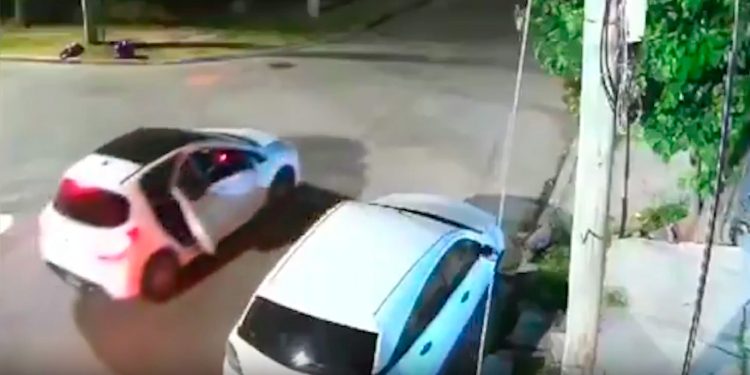 Robaron un auto con una beba adentro y al huir la arrojaron con la sillita al asfalto