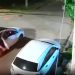 Robaron un auto con una beba adentro y al huir la arrojaron con la sillita al asfalto