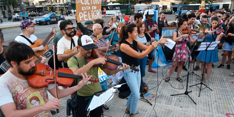Sectores de la cultura realizaron un “Musicazo” en el Congreso contra la “Ley ómnibus”