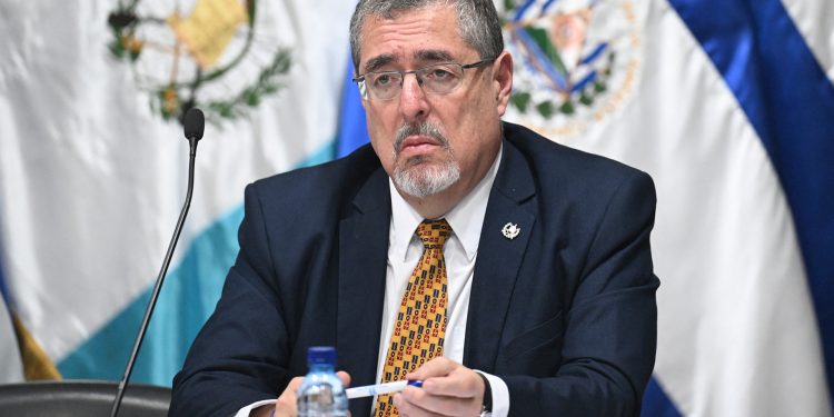 Tras resistir la arremetida judicial, Arévalo asume este domingo la Presidencia