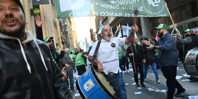 Tras una cautelar de la Bancaria, la Justicia frenó el capítulo laboral del DNU