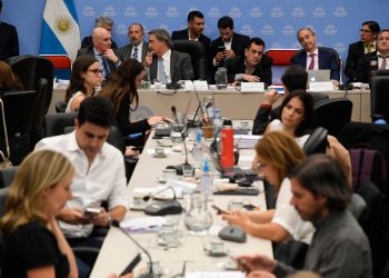 Trece funcionarios respondieron más de 300 preguntas sobre el proyecto de la ley “Bases”