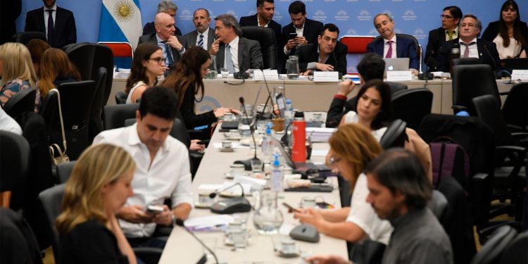 Trece funcionarios respondieron más de 300 preguntas sobre el proyecto de la ley “Bases”