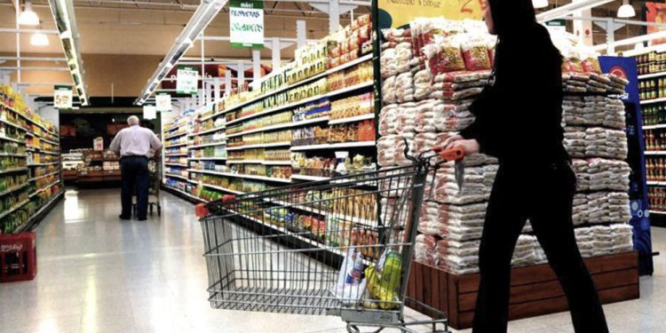 Una familia necesita ingresos mensuales por casi 500 mil pesos para no caer en la pobreza