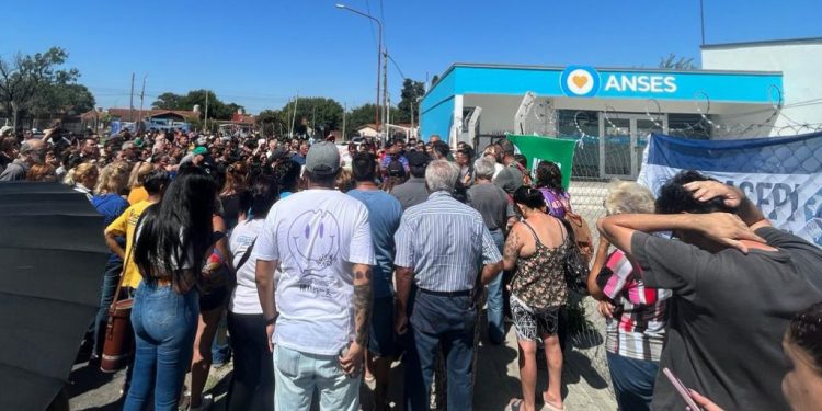 Varias oficinas del ANSES permanecen cerradas por el despido total de sus trabajadores