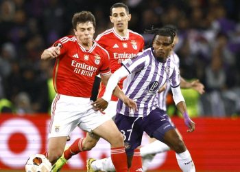Benfica, con Otamendi y Di María, se clasificó a los octavos de final