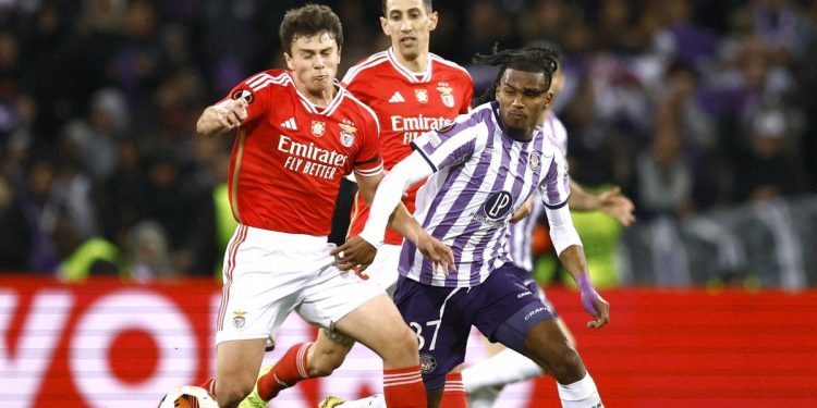 Benfica, con Otamendi y Di María, se clasificó a los octavos de final