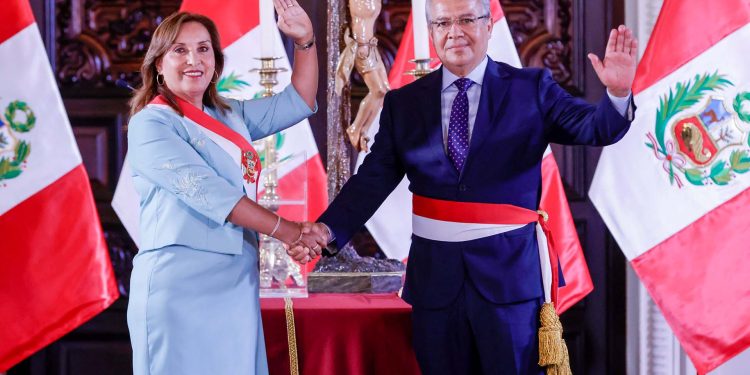 Boluarte cambió cuatro ministros, entre ellos el de Economía