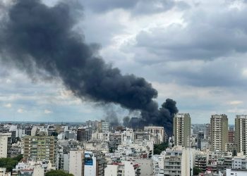 Caballito: grave incendio en subestación de Edesur deja a miles sin luz, agua ni celulares