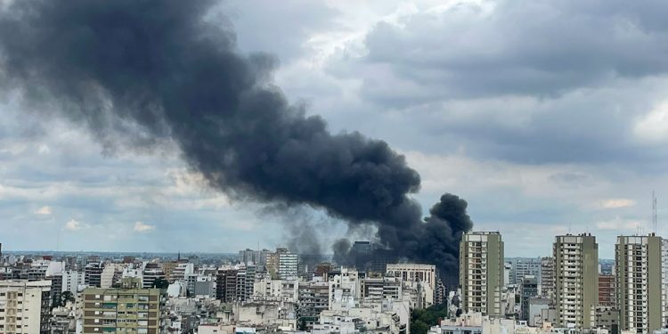 Caballito: grave incendio en subestación de Edesur deja a miles sin luz, agua ni celulares