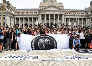 «Camarazo» de reporteros gráficos en repudio a la represión frente al Congreso