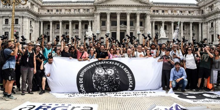 «Camarazo» de reporteros gráficos en repudio a la represión frente al Congreso