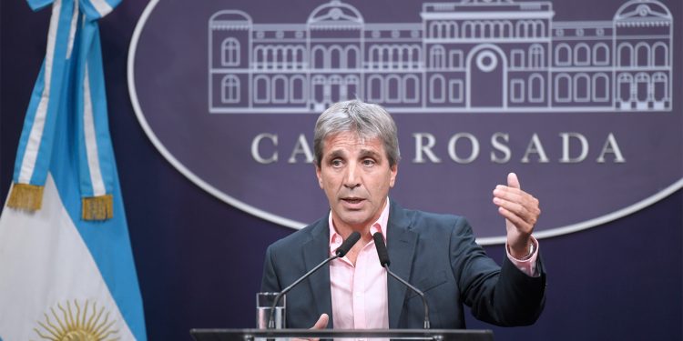 Caputo dijo que se fijará el nuevo salario mínimo y ratificó baja de inflación en febrero