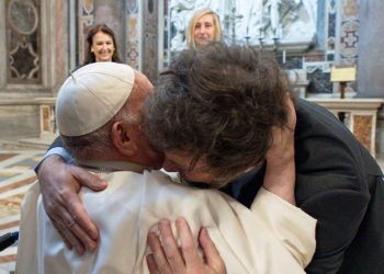 El abrazo de Javier Milei con el papa Francisco en su primer encuentro en el Vaticano
