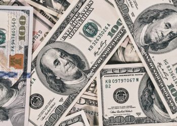 El dólar bajó y mantiene su equilibrio dentro de la franja de los $ 39