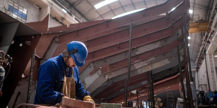 El Índice de Salarios creció 152,7 % en 2023, contra una inflación del 211,4%