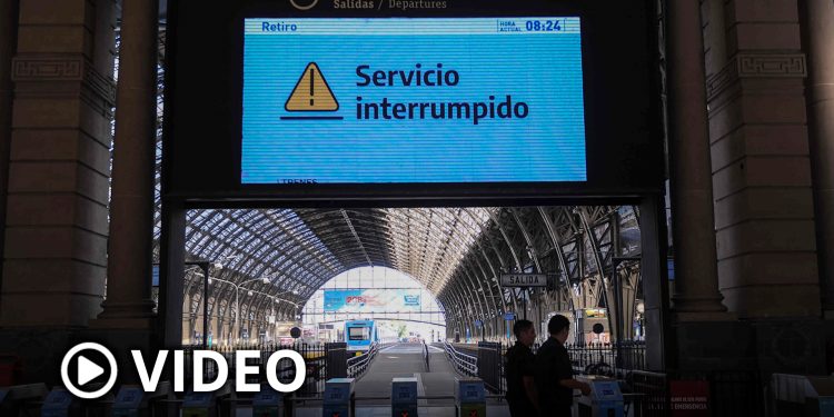 El paro de trenes tuvo alto acatamiento y largas filas en las paradas de colectivos