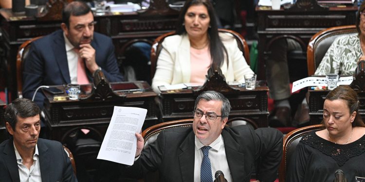 El peronismo se planta ante la ley y el DNU, aunque está obligado a sumar voluntades