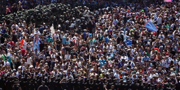 Entre conflictos sectoriales, el movimiento obrero analiza la convocatoria a un nuevo paro